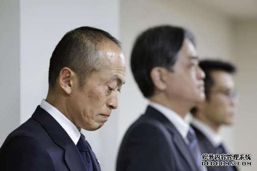 小林制药公司社长小林章浩(左一)在记者见面会上