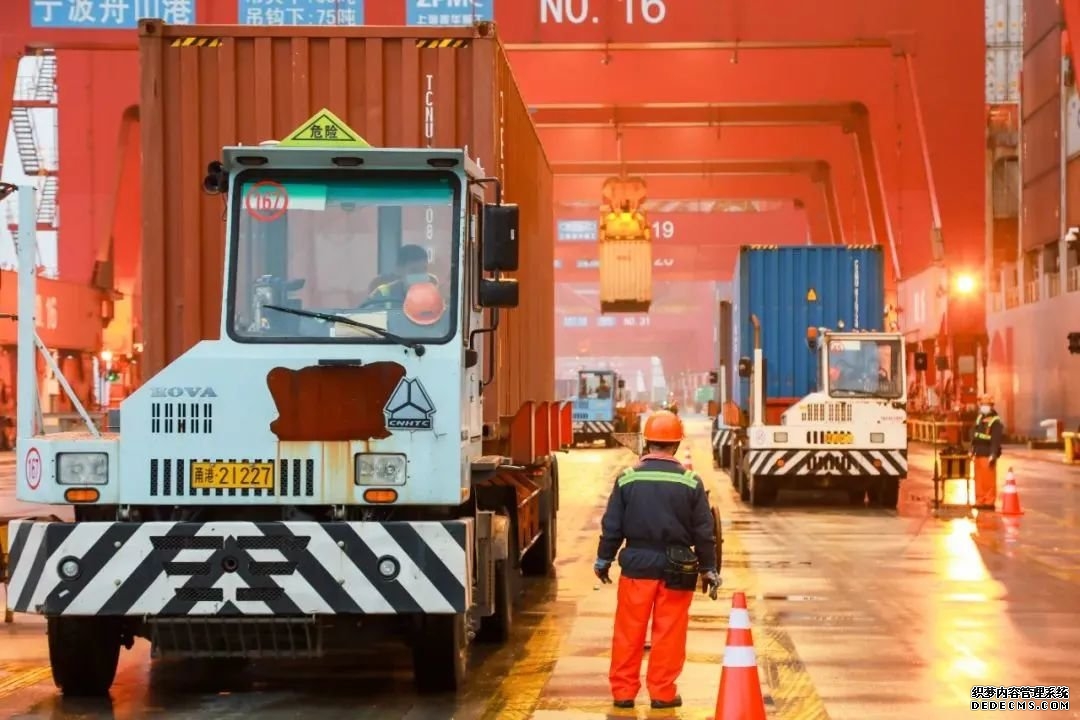 ▲宁波舟山港梅山港区集装箱码头一派繁忙